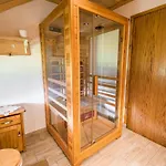 Dom wakacyjny Bloomfield Retreat With Sauna - Three Bedroom *