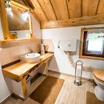 Dom wakacyjny Bloomfield Retreat With Sauna - Three Bedroom Recica ob Savinji