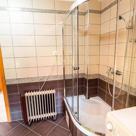Bloomfield Retreat With Sauna - Three Bedroom 펜션 *